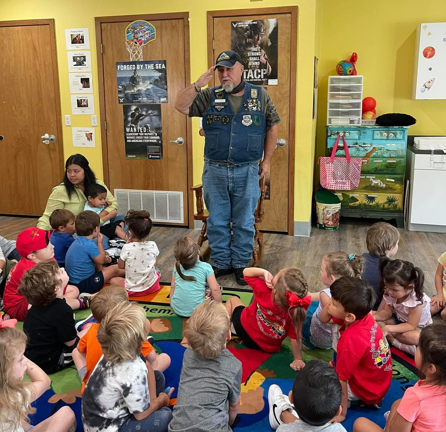 Vietnam Veteran Ron Scholtz speaks to elementary school